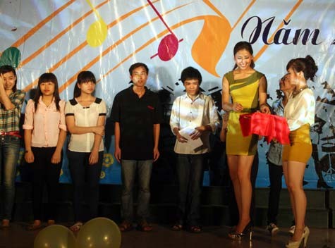 Nguyễn Thị Loan thay mặt Báo Giáo dục Việt Nam tặng học bổng cho các bạn sinh viên.
